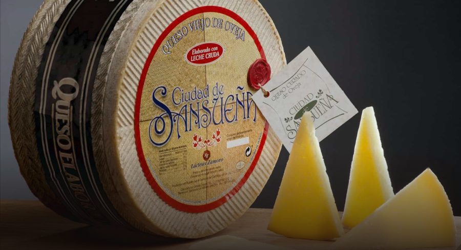 Queso viejo de oveja Ciudad de Sansueña con cuñas cortadas