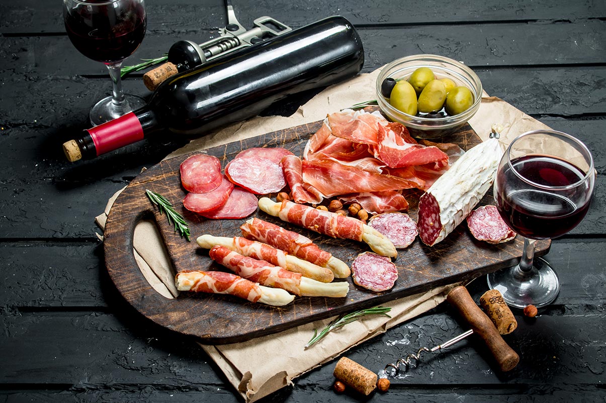 Tabla de embutidos con vino